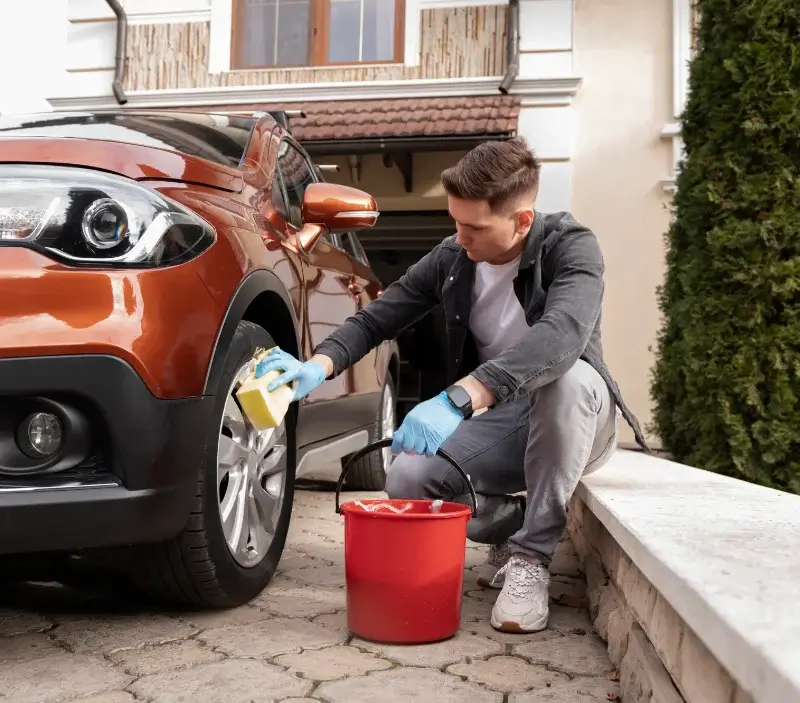 Lavage auto à domicile Esparsac : professionnel intervenant sur un véhicule